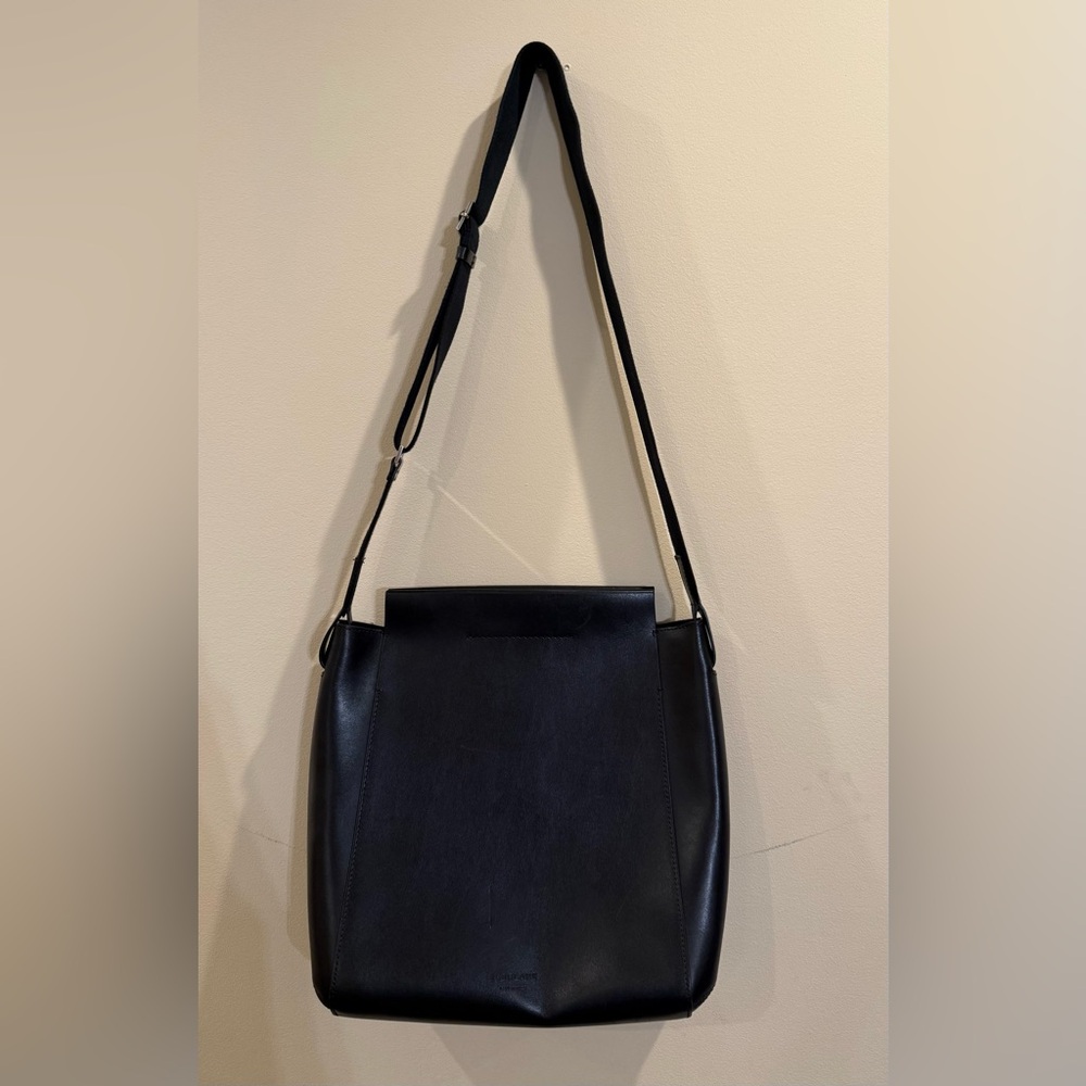 Everlane The Form Bag in Leather Black - Crossover Shoulder Bag - Used